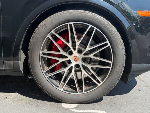 Certified 2025 Porsche Cayenne S AWD/4WD image 8