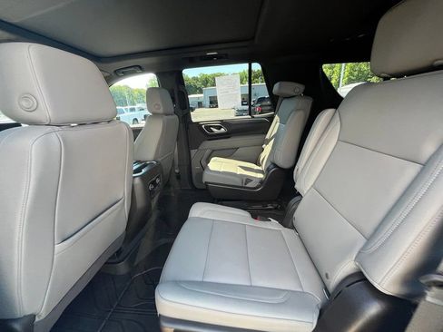 Used 2022 Chevrolet Tahoe Z71 w/ Luxury Package AWD/4WD image 12