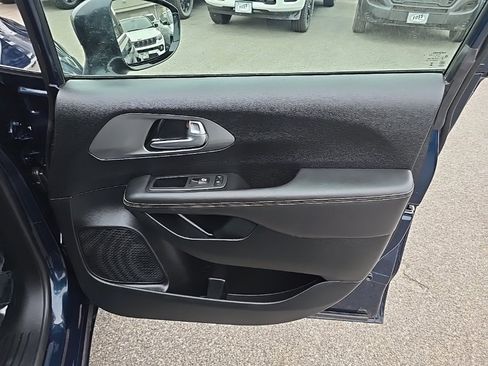 Used 2025 Chrysler Pacifica Select image 10