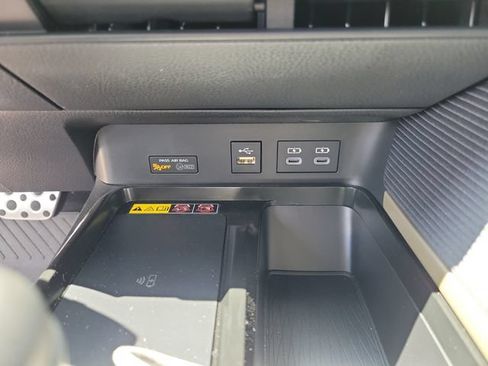 Used 2025 Toyota Camry SE w/ Convenience Package FWD image 29