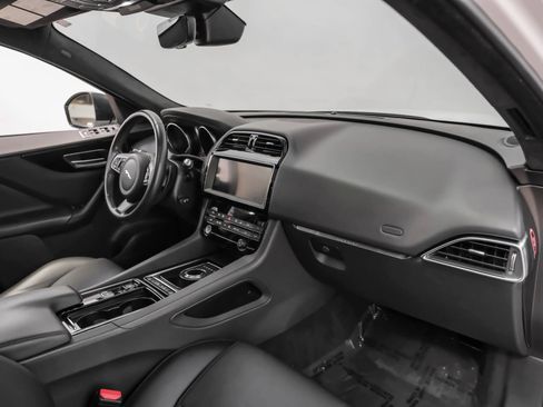 Used 2019 Jaguar F-PACE Premium image 7