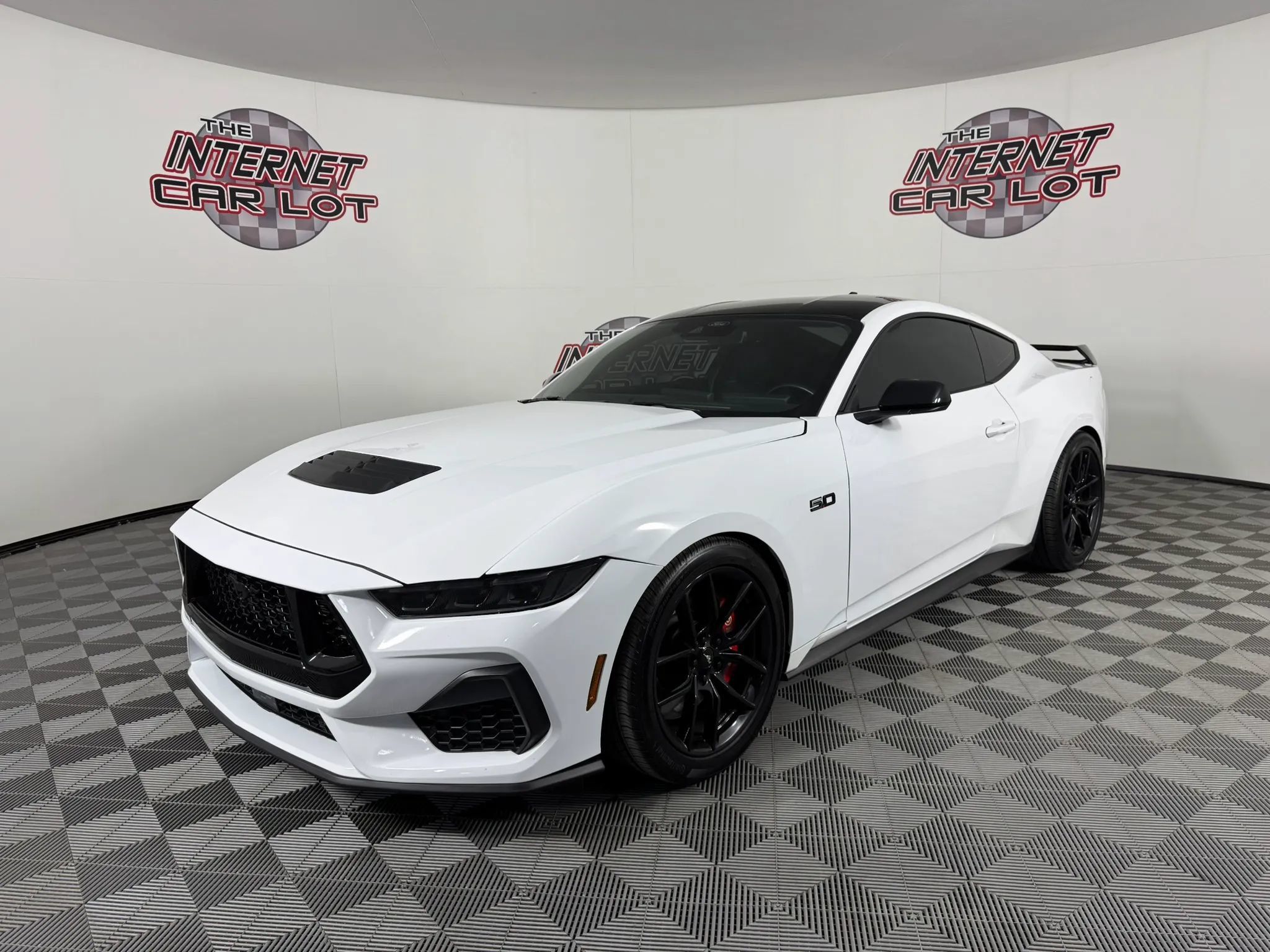 Used 2024 Ford Mustang GT RWD image 3