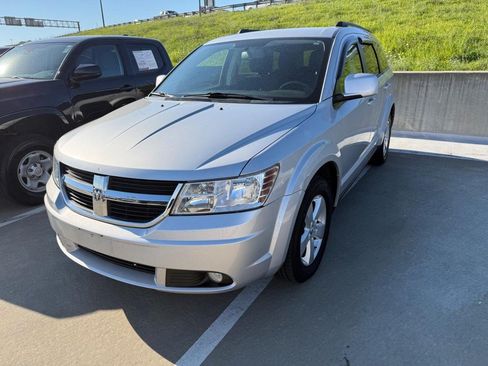 Used 2010 Dodge Journey SXT FWD image 2