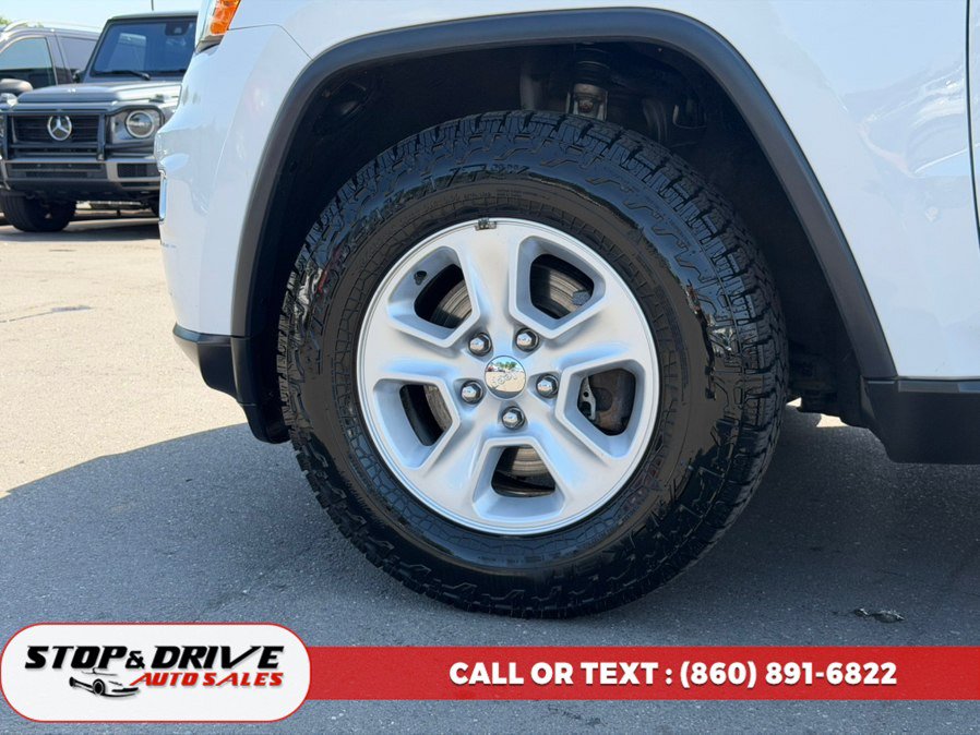 Used 2017 Jeep Grand Cherokee Laredo w/ Quick Order Package 23E AWD/4WD image 9