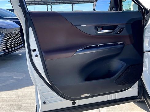 Used 2021 Toyota Venza Limited image 21