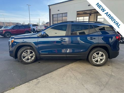 Used 2022 GMC Terrain SLE w/ Driver Convenience Package image 3