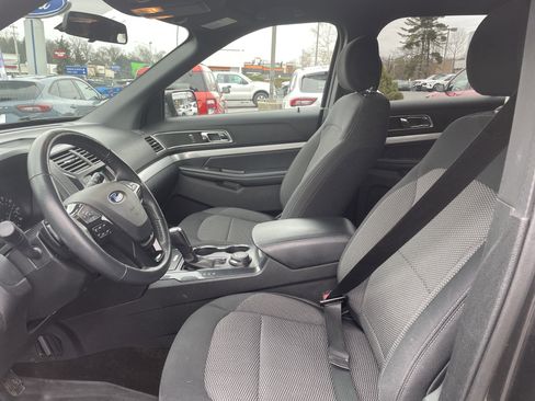 Used 2017 Ford Explorer XLT image 3