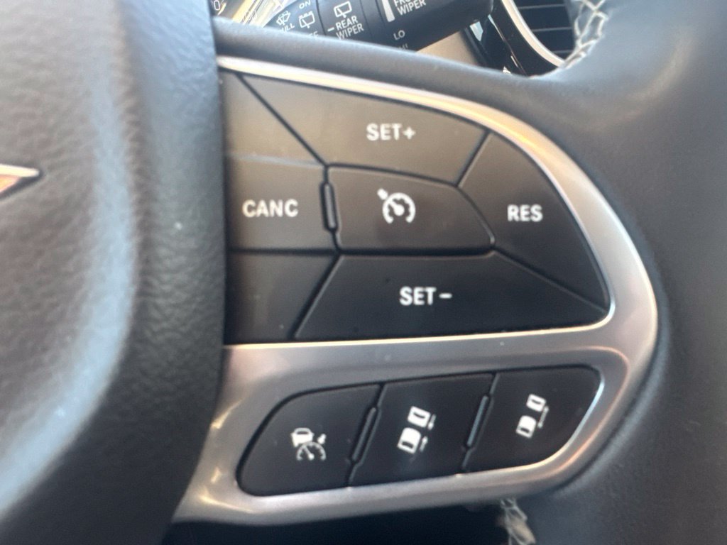 Used 2024 Chrysler Pacifica Touring-L FWD image 31