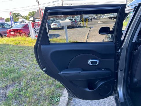 Used 2018 Kia Soul w/ Convenience Package FWD image 13