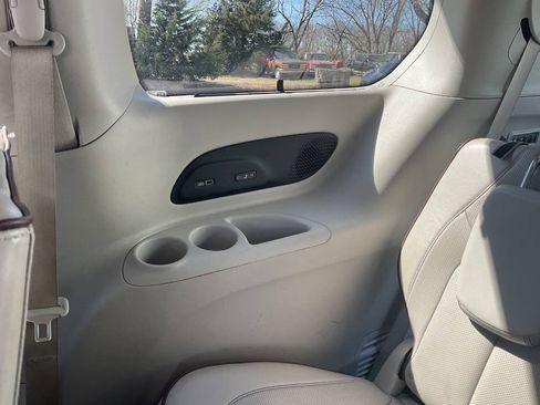 Used 2020 Chrysler Pacifica Limited FWD image 14