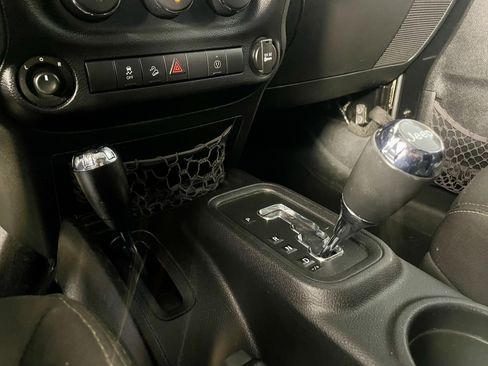 Used 2014 Jeep Wrangler Unlimited Sahara w/ Connectivity Group AWD/4WD image 18