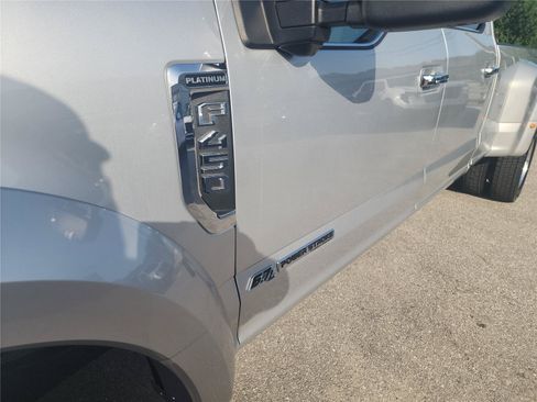 Certified 2019 Ford F450 Platinum w/ Platinum Ultimate Package AWD/4WD image 11