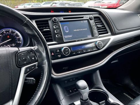 Used 2018 Toyota Highlander XLE AWD/4WD image 7