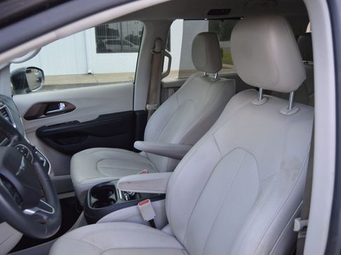 Used 2018 Chrysler Pacifica Touring-L w/ Tire & Wheel Group image 8