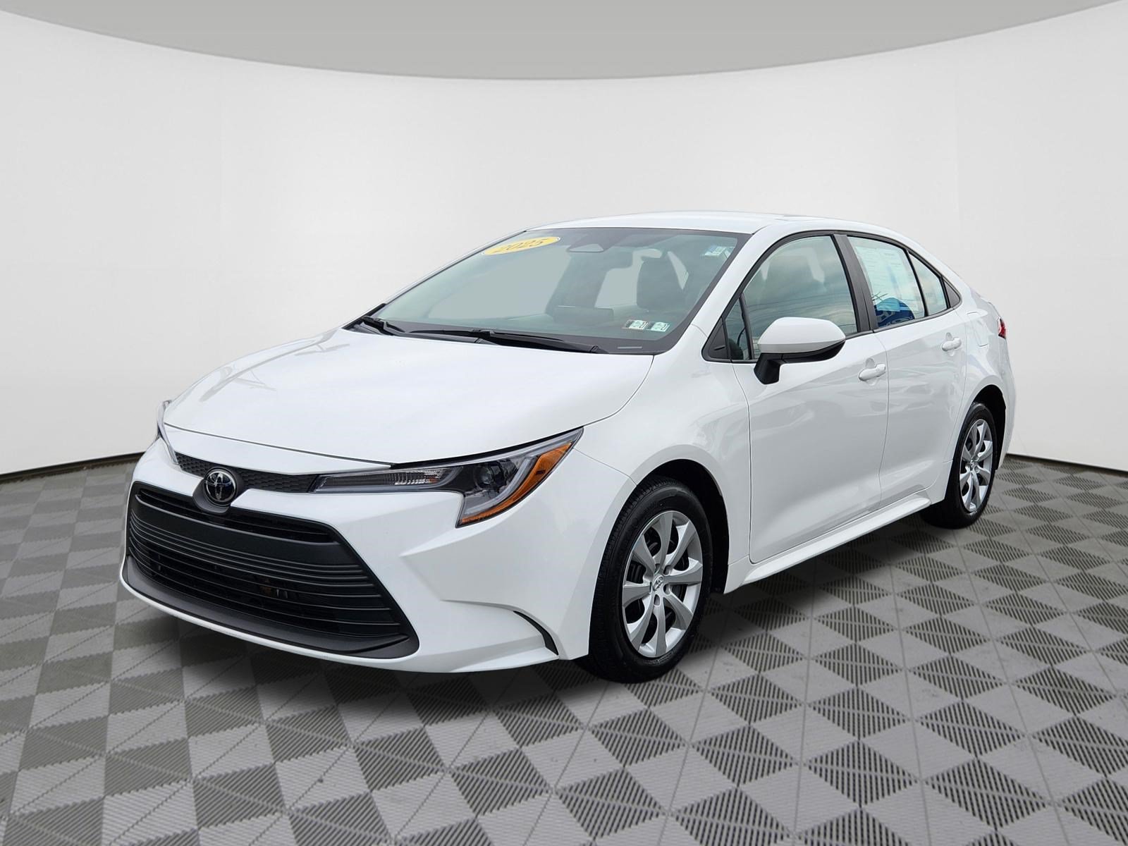 Used 2025 Toyota Corolla LE FWD image 2