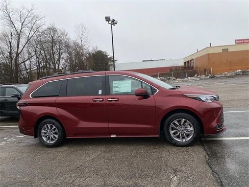 New 2026 Toyota Sienna XLE image 2