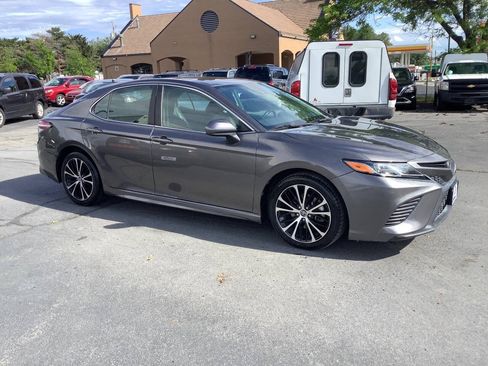 Used 2020 Toyota Camry SE w/ Carpet Mat Package FWD image 7