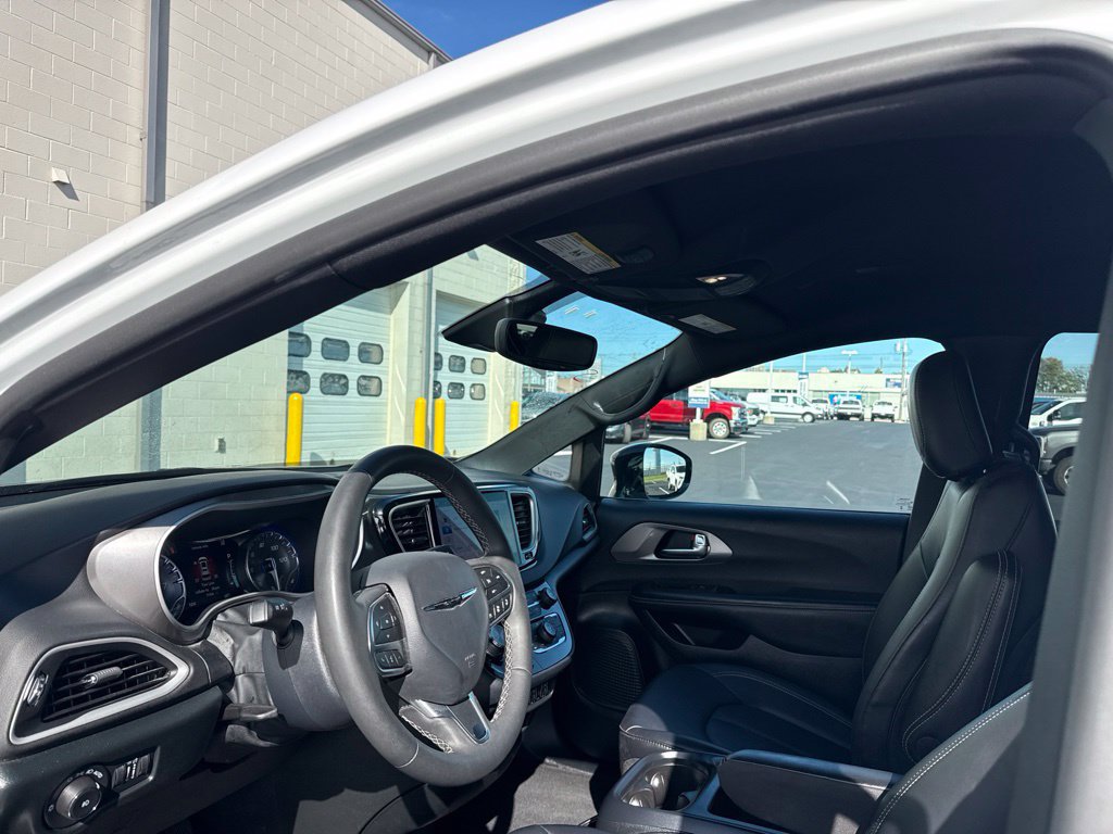 Used 2025 Chrysler Pacifica Select FWD image 9