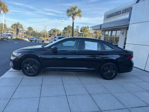 Used 2023 Volkswagen Jetta SE w/ Panoramic Sunroof Package FWD image 3