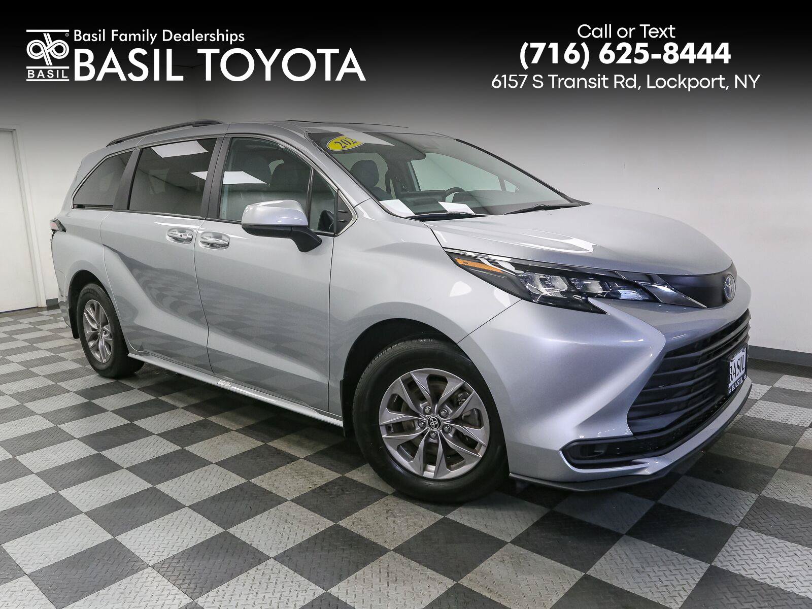 Used 2025 Toyota Sienna XLE FWD image 1