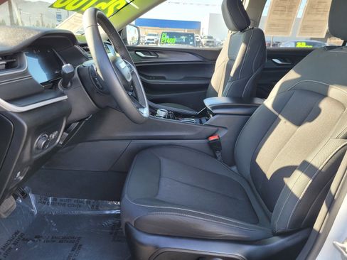 Used 2023 Jeep Grand Cherokee L Laredo image 16