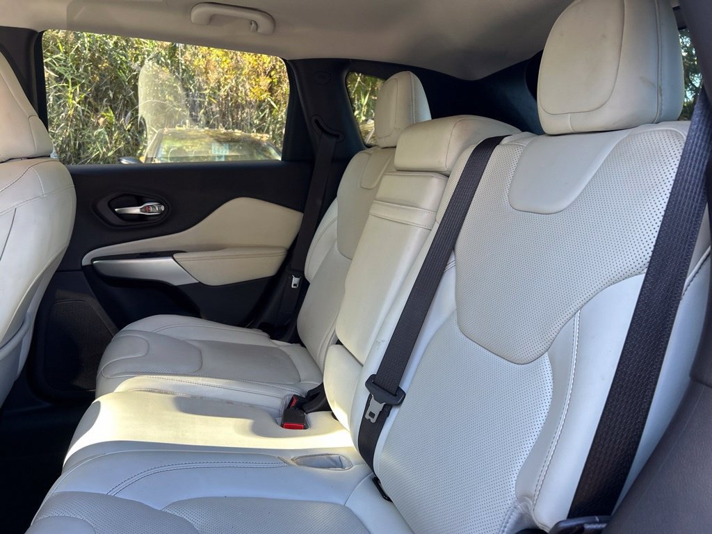 Used 2017 Jeep Cherokee Overland AWD/4WD image 36