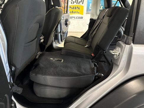 Used 2018 Jeep Wrangler Unlimited Sport S image 34