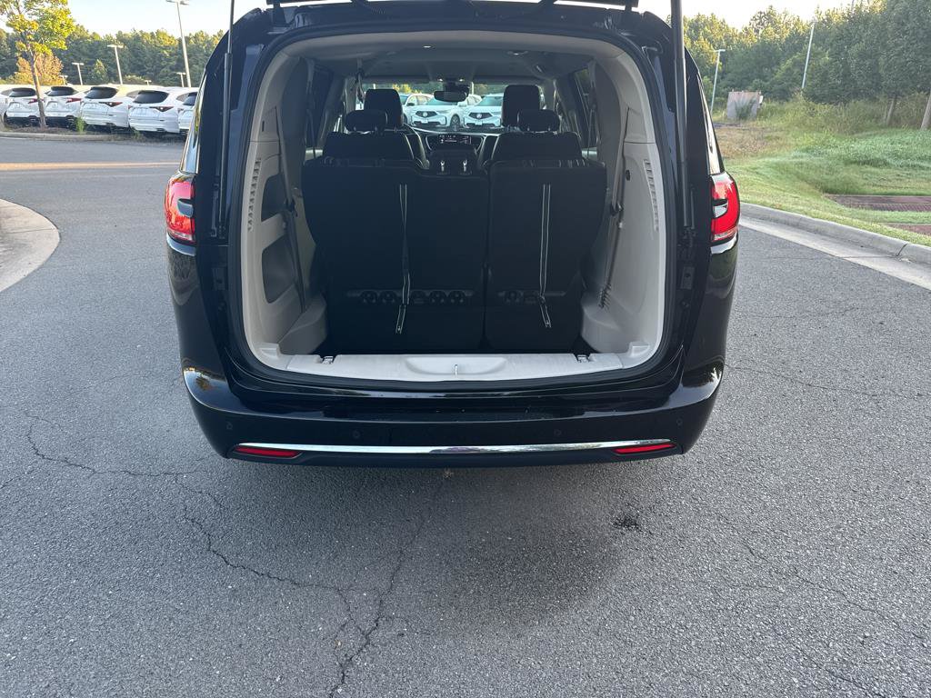 Used 2024 Chrysler Pacifica Touring-L FWD image 28