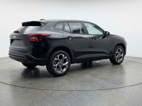 Used 2025 Chevrolet Trax LT FWD image 9