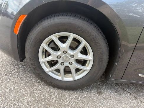 Used 2020 Chrysler Pacifica Touring-L FWD image 32