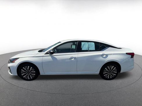 Used 2025 Nissan Altima 2.5 SV FWD image 9