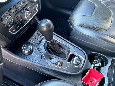 Used 2019 Jeep Cherokee Trailhawk image 16