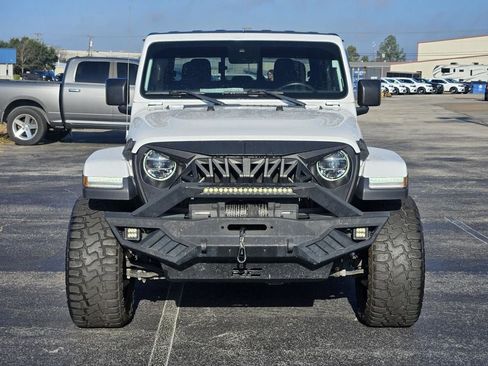 Used 2020 Jeep Gladiator Overland image 2