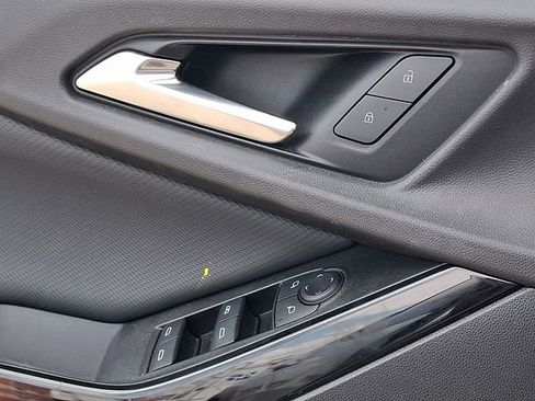 Used 2025 Chevrolet Equinox LT FWD image 19