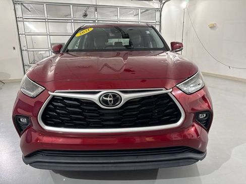 Used 2021 Toyota Highlander XLE FWD image 2