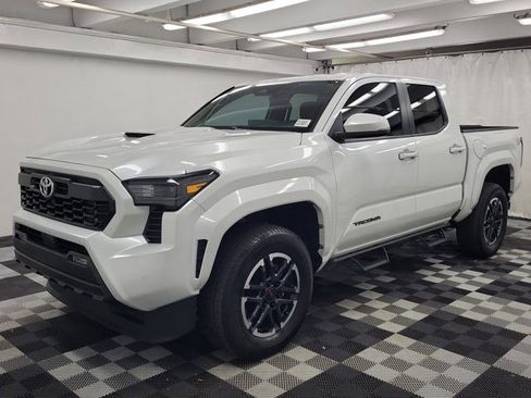 Used 2024 Toyota Tacoma TRD Sport w/ TRD Sport Upgrade Package RWD image 3