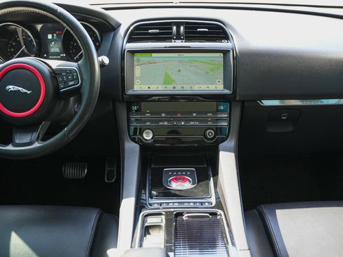 Used 2019 Jaguar F-PACE Premium image 18