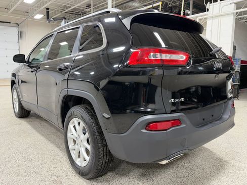 Used 2017 Jeep Cherokee Latitude w/ Cold Weather Group AWD/4WD image 3