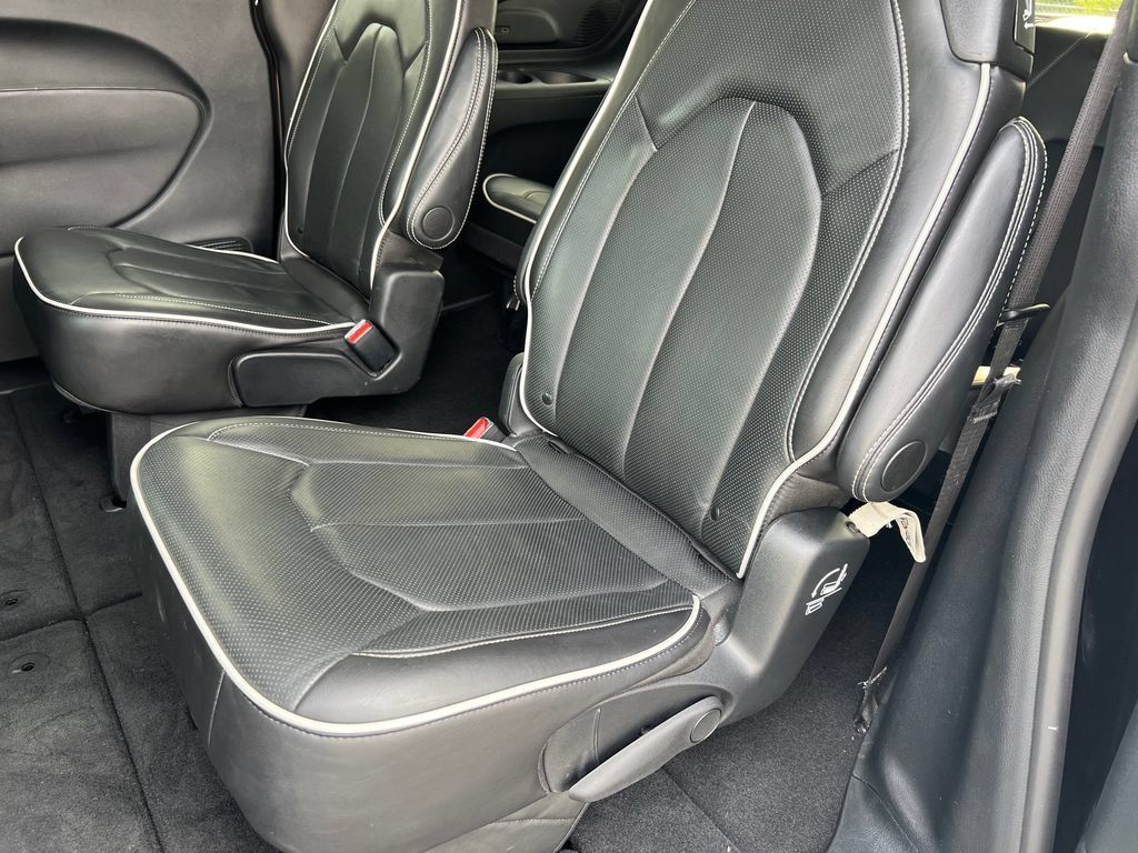 Used 2025 Chrysler Pacifica Limited FWD image 18