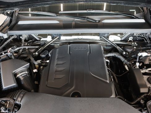 Certified 2025 Audi Q5 Premium w/ Convenience Package image 4