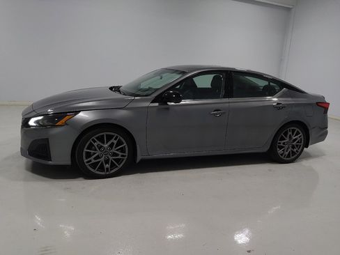 Used 2024 Nissan Altima 2.0 SR FWD image 2