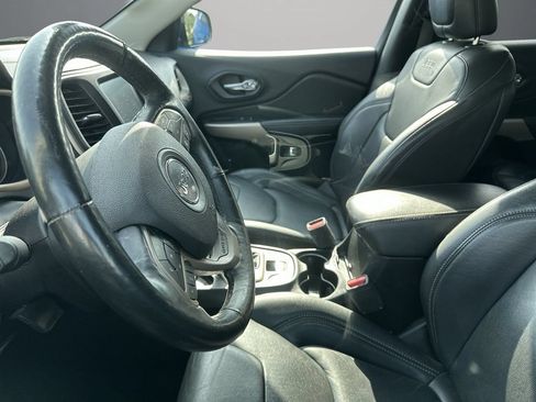 Used 2018 Jeep Cherokee Limited w/ Technology Group FWD image 3