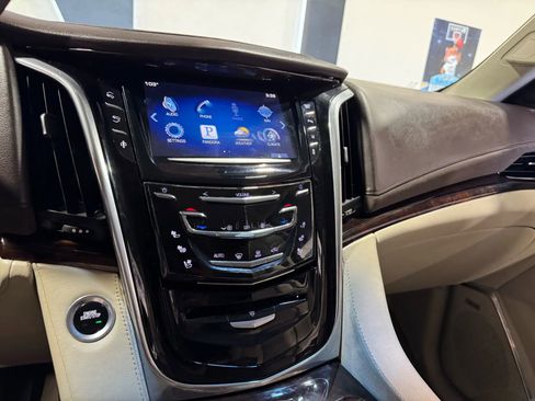 Used 2015 Cadillac Escalade Luxury image 24