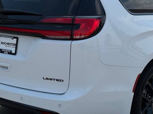 Used 2025 Chrysler Pacifica Limited FWD image 46