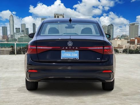 Certified 2025 Volkswagen Jetta SE FWD image 5