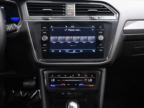 Used 2022 Volkswagen Tiguan SE w/ Panoramic Sunroof Package FWD image 28