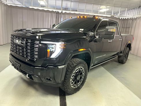 Used 2025 GMC Sierra 3500 Denali Ultimate image 3