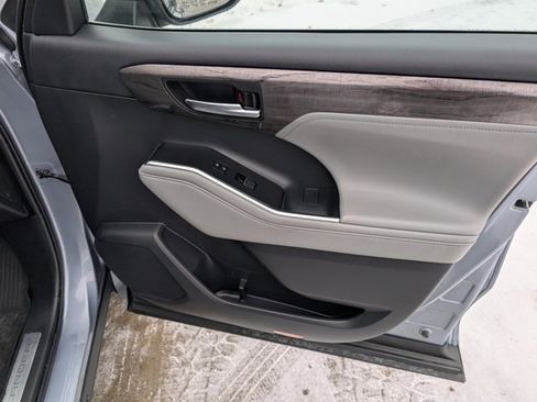 Used 2021 Toyota Highlander Limited image 31