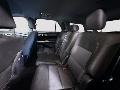 Used 2022 Ford Explorer XLT image 25