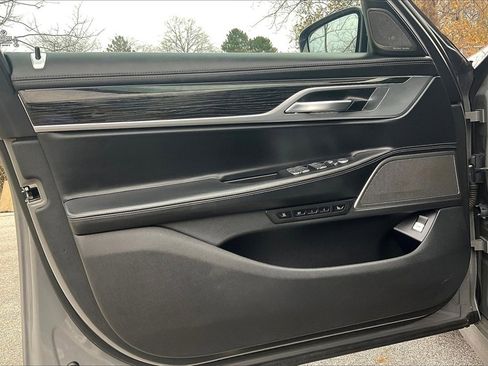 Used 2022 BMW 750i xDrive w/ Executive Package image 23